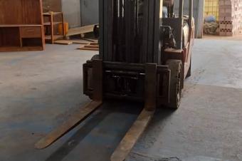 GS13IMMO SARL met  votre disposition la vente de cette puissante machine pour soulever vos diffrents marchandises. CGombe. Prix initial  11.500  discuter.  vous.